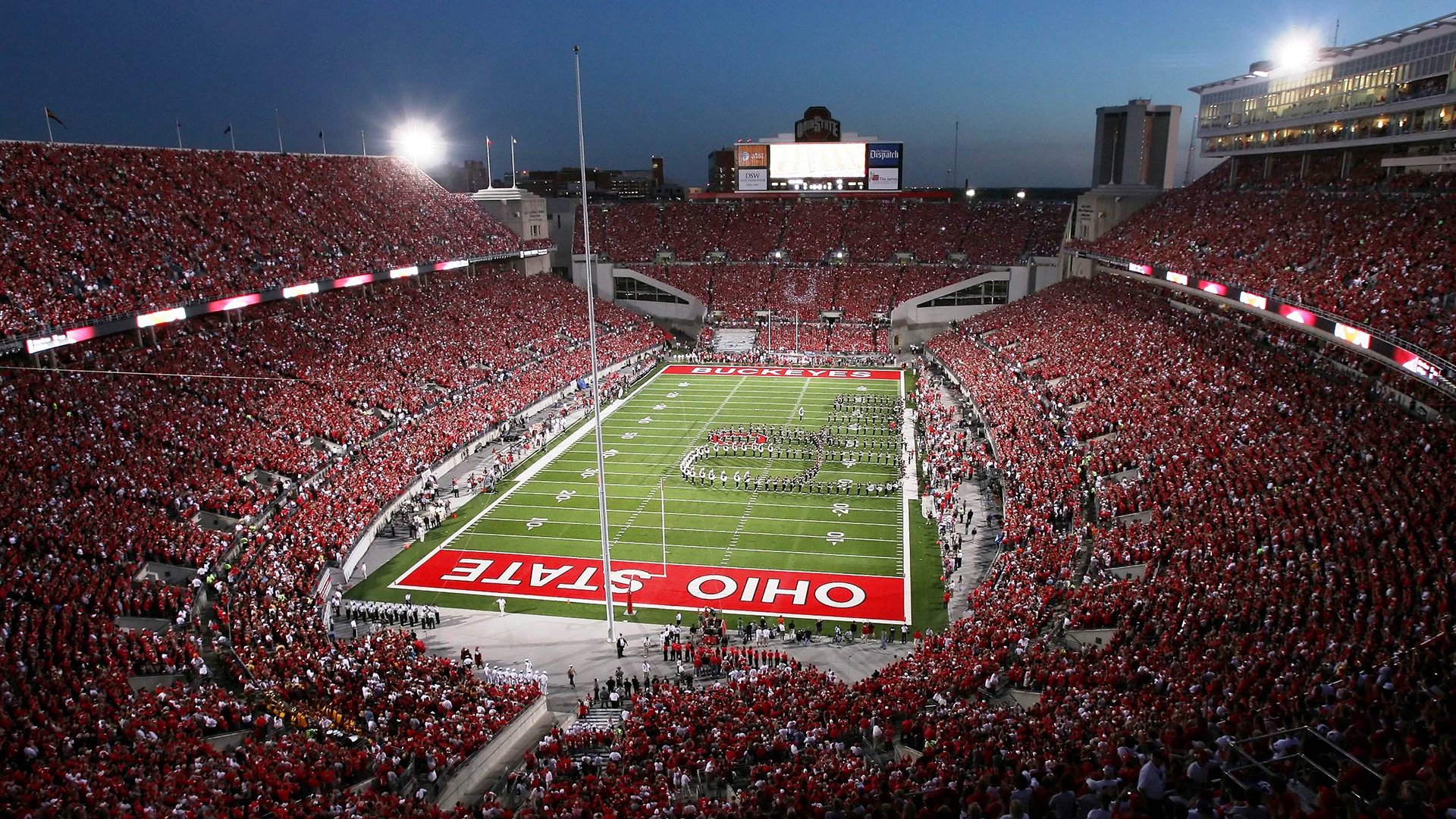 开云体育入口-街道即战场，当F1引擎轰鸣遇见诺坎普的呐喊  第2张