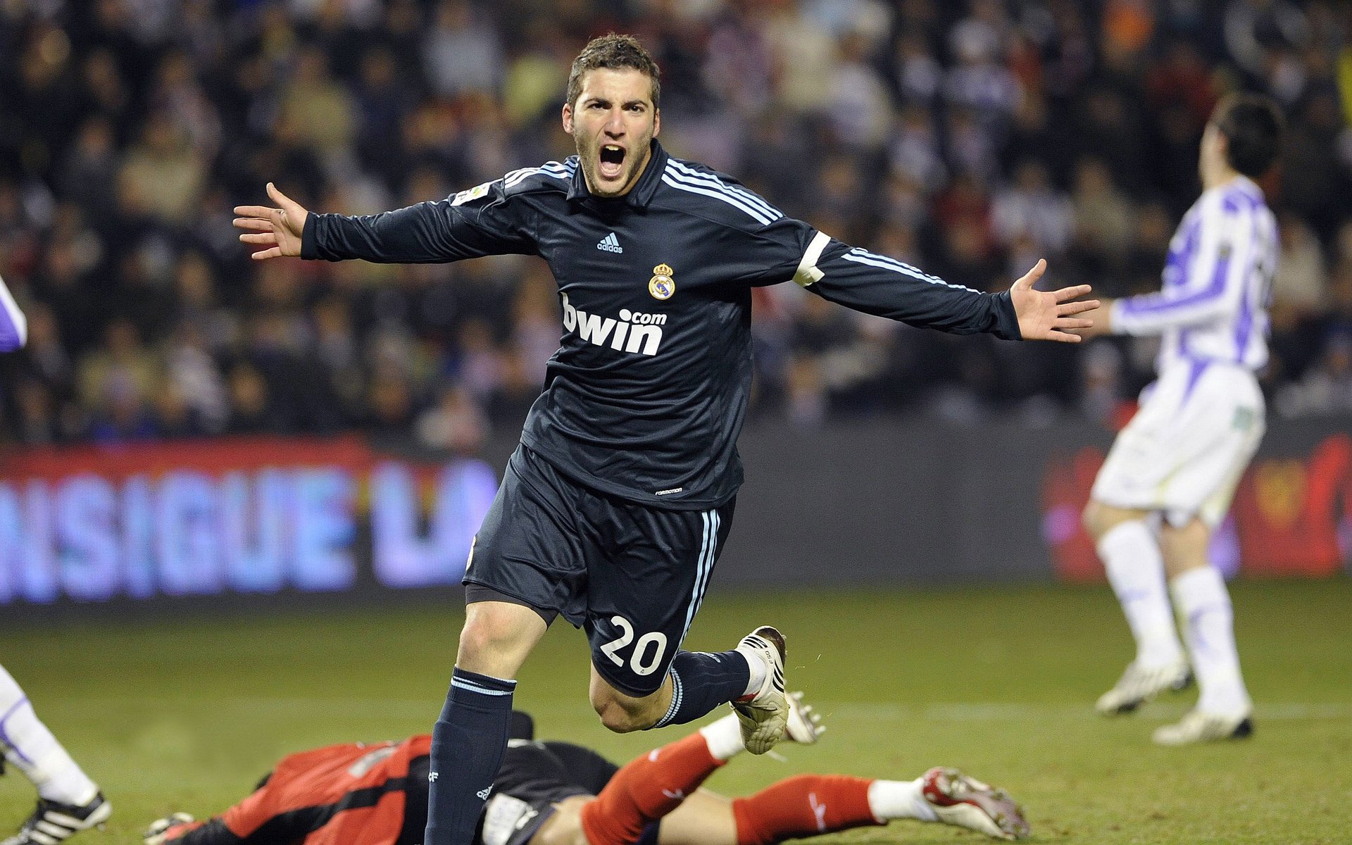 开云官网-英超争冠之夜，姆巴佩主宰比赛走向，当法式闪电划破英伦长空  第1张