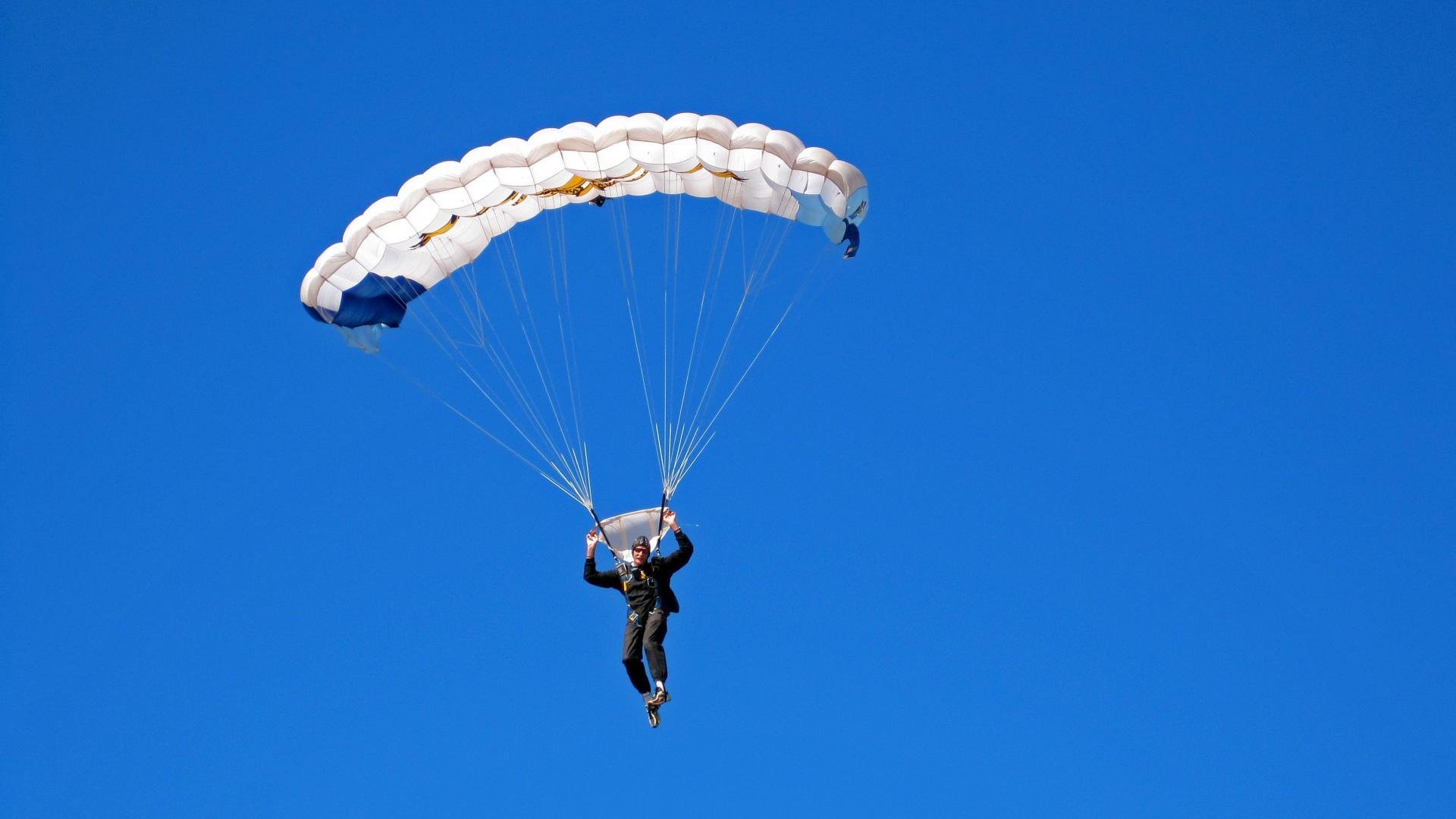 开云体育登录-街道是赛道，更是战场，当F1引擎在开罗轰鸣，足球在塞维利亚绝杀  第1张